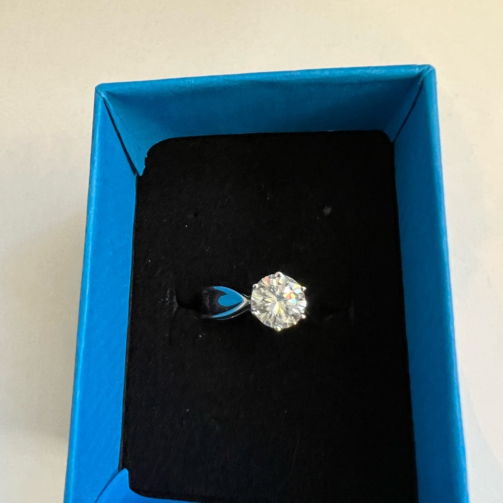 Moissanite Ring Platineve 1.90ct DEW